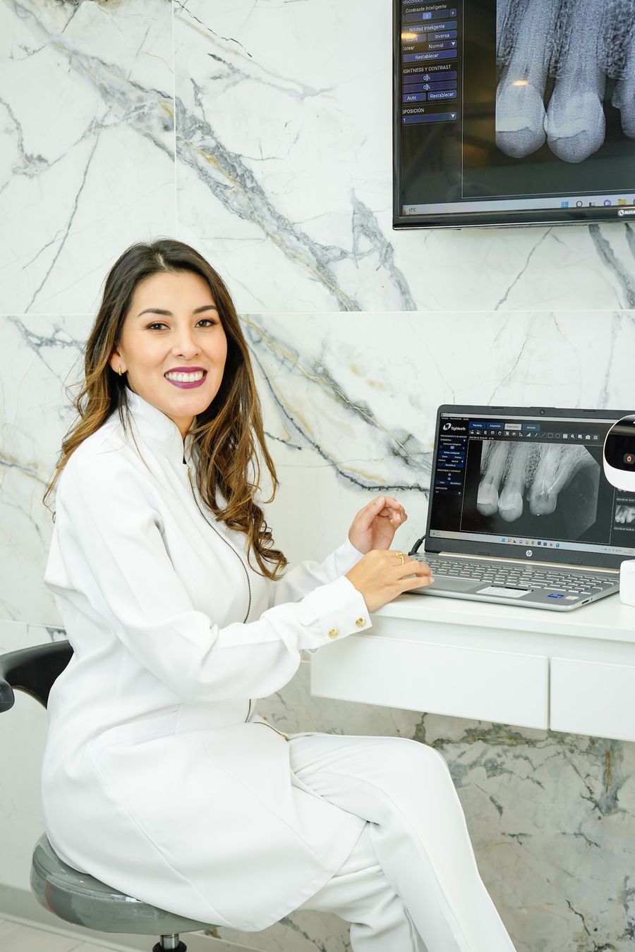 La Dra. Rosas revisando una tomografía dental en el consultorio